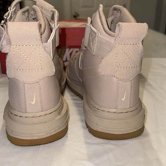 Nike Air Force 1 Utility 2.0
Fossil Stone (Women's)
Women’s size 8 - Picture 5 of 7